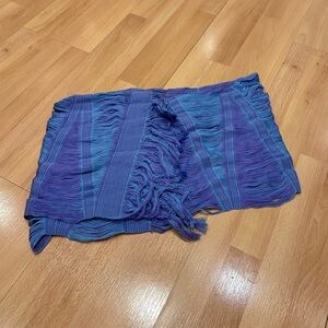Woven triangles scarf in blue and purple